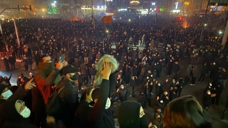 Trump admite envío de armas a manifestantes en Irán y agrava tensiones internacionales